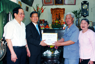 Phó Bí thư Thường trực Tỉnh uỷ Nguyễn Văn Thông thăm, tặng quà cán bộ lão thành ở thành phố Hưng Yên